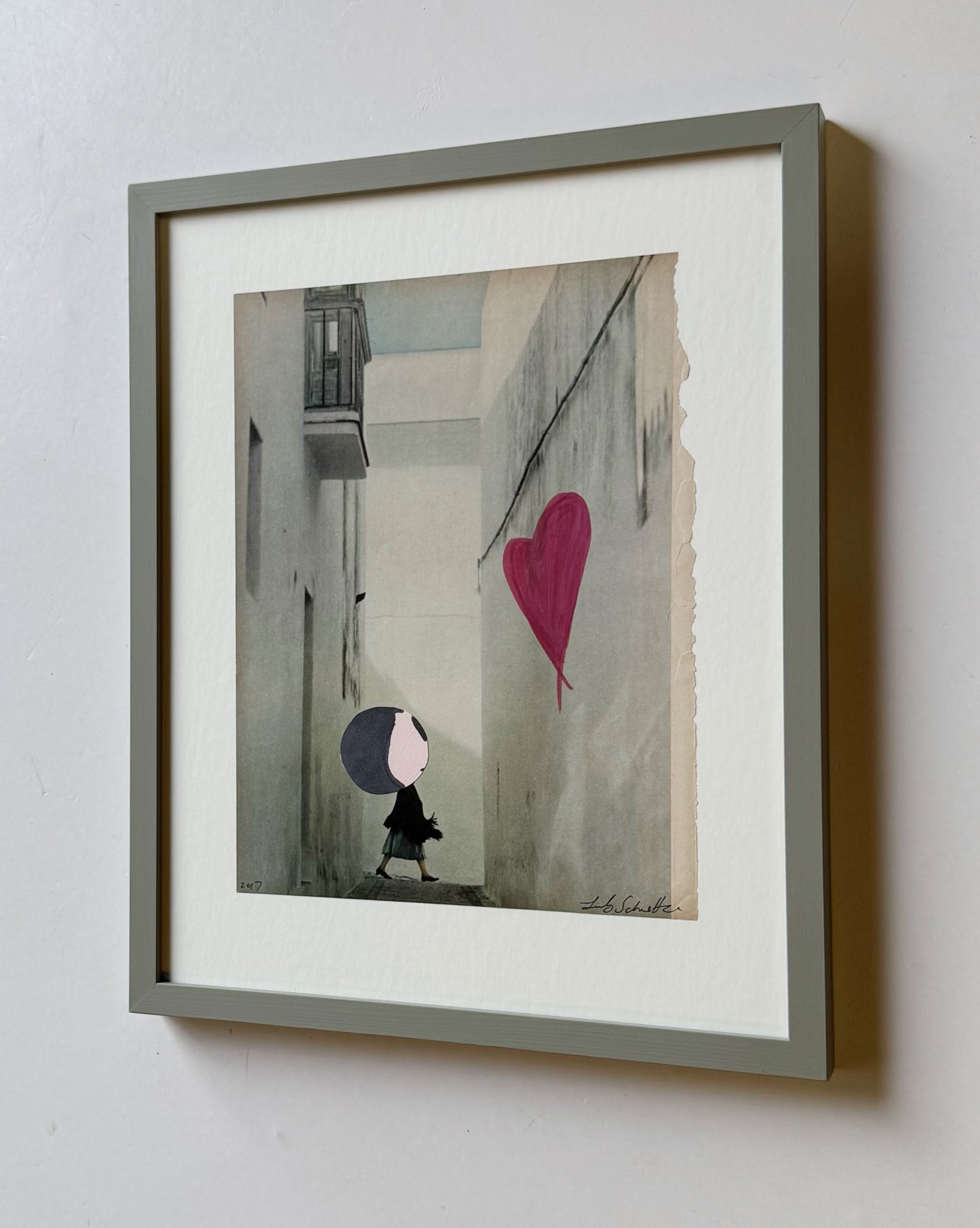 PhoebeNewYork, Looking at heart on wall (2017)