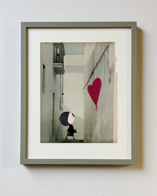 PhoebeNewYork, Looking at heart on wall (2017)